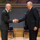 21. mai: Kong Harald overrekker Abelprisen 2013 til den belgiske matematikeren Pierre Deligne (Foto: Håkon Mosvold Larsen / NTB scanpix)